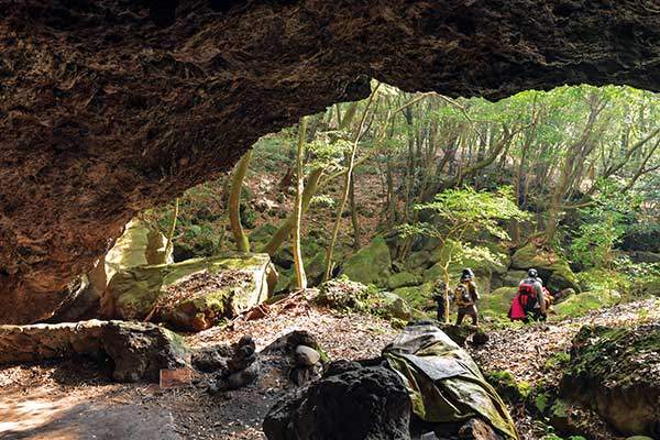 화생이궤 안에서 본 풍광. 내부가 꽤 크고 넓다.