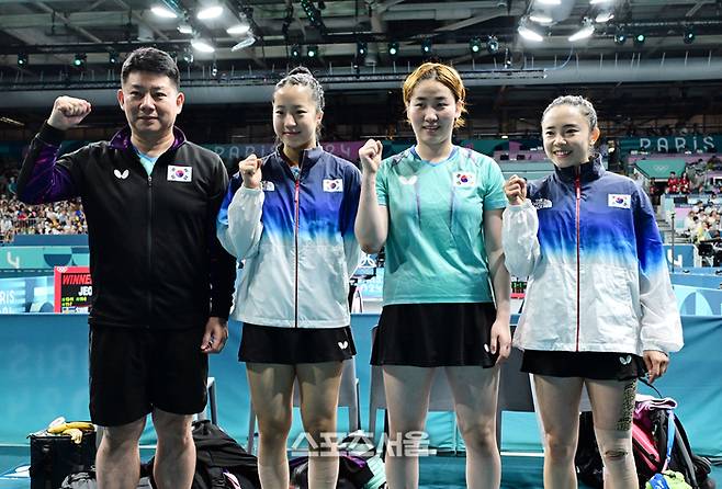 대한민국 탁구 대표팀이 6일 프랑스 파리 사우스 파리스 아레나4에서 열린 2024 프랑스올림픽 탁구 여자 단체 8강전에서 스웨덴을 꺾으며 준결승에 진출한 뒤 취재진을 향해 포즈를 취하고 있다. 왼쪽부터 오광헌 감독, 신유빈, 이은혜, 전지희. 2024. 8. 6. 파리 | 박진업 기자 upandup@sportsseoul.com