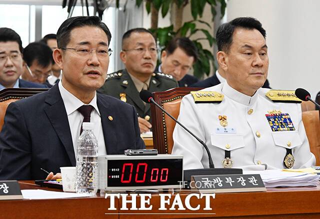 답변하는 신원식 국방부 장관(왼쪽).