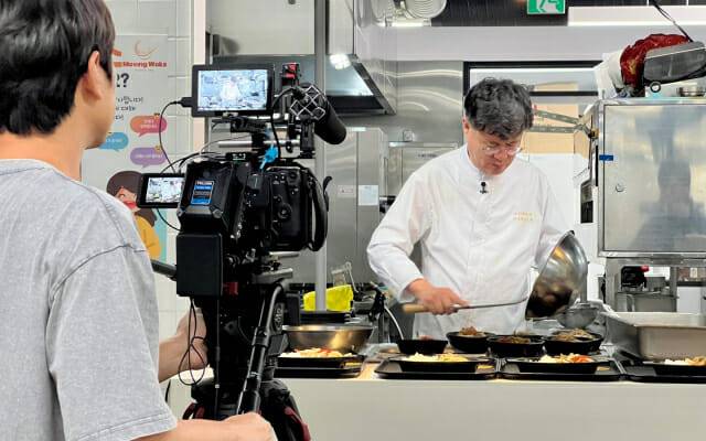 여경래 셰프가 완성한 음식을 접시에 옮겨 담고 있다. (사진=지디넷코리아 신영빈 기자)