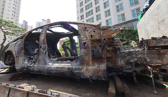 사진 : 옮겨지는 화재 발생 전기차 (출처=연합뉴스)