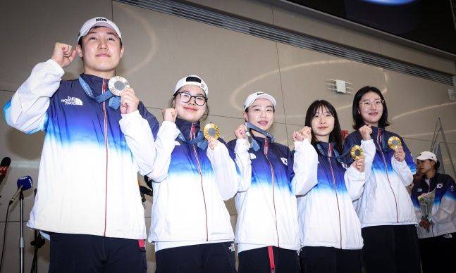 파리올림픽 사격 대표팀 조영재, 오예진, 김예지, 반효진, 양지인이 7일 오후 인천국제공항을 통해 귀국해 포즈를 취하고 있다. ⓒ 데일리안 방규현 기자