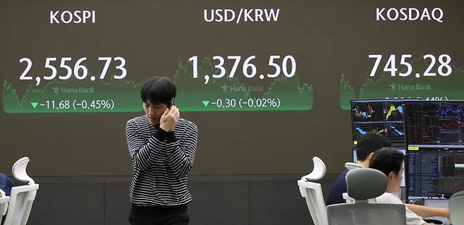 8일 서울 중구 하나은행 본점 딜링룸 모습.ⓒ연합뉴스