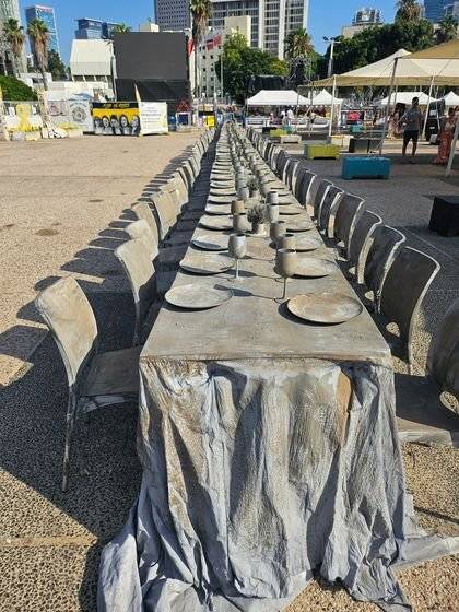 텔아비브 예술박물관 광장의 인질 신속 귀환을 촉구하는 텅 빈 식탁 의자. 이철재 기자