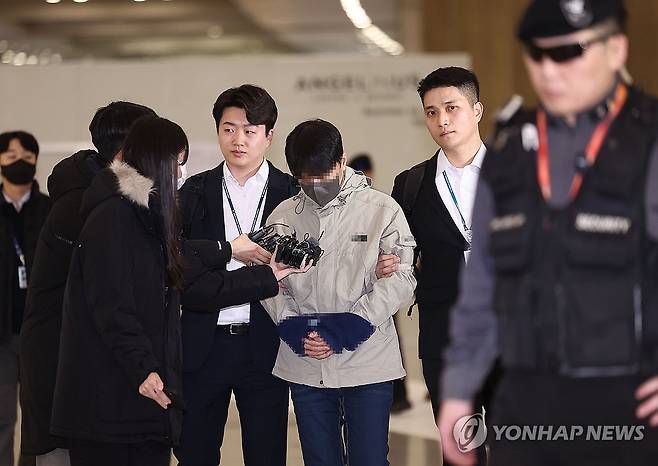 국내 송환된 '46억 횡령' 건보공단 팀장 (영종도=연합뉴스) 류영석 기자 = 국민건강보험공단 재정관리팀장으로 재직하며 총 46억원을 횡령한 혐의를 받는 최모 씨가 필리핀 현지에서 검거된 뒤 17일 오전 인천국제공항 1터미널을 통해 국내로 송환되고 있다. 2024.1.17 ondol@yna.co.kr