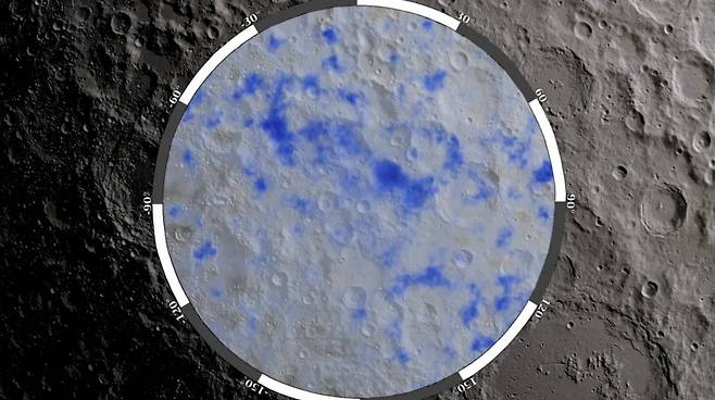 파란색으로 표시된 물 얼음이 퇴적되었을 가능성이 있는 달의 남극 지역. 이 지도는 NASA의 Lunar Reconnaissance Orbiter가 수집한 데이터를 기반으로 한다. 2024.08.08/<출처: NASA 홈페이지>