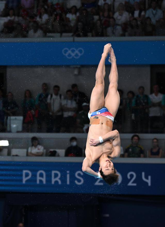 우하람이 8일 프랑스 파리 아쿠아틱센터에서 열린 2024 파리 올림픽 다이빙 남자 3m 스프링보드 결선에서 경기를 하고 있다. 파리=서재훈 기자