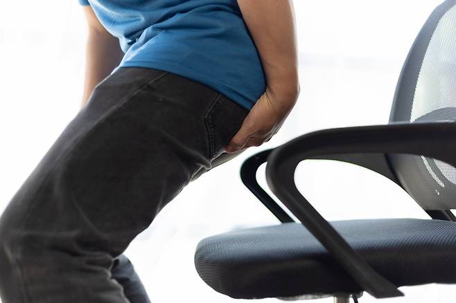 앉아있는 시간이 길면 근육이 짧아지거나 조여지면서 몸이 의자 모양에 맞게 변형되는 경향이 있다./사진=게티이미지뱅크