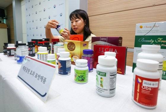 9일 서울 양천구 서울지방식품의약품안전청에서 열린 다이어트 해외직구식품 대상 기획검사 결과 브리핑에서 관계자가 국내 반입차단 대상 원료·성분이 검출된 해외직구식품들을 정리하고 있다. 연합뉴스