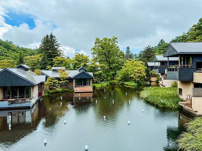 숲과 개천 등 자연을 존중하는 설계를 한 요즘 핫플, 호시노야 가루이자와