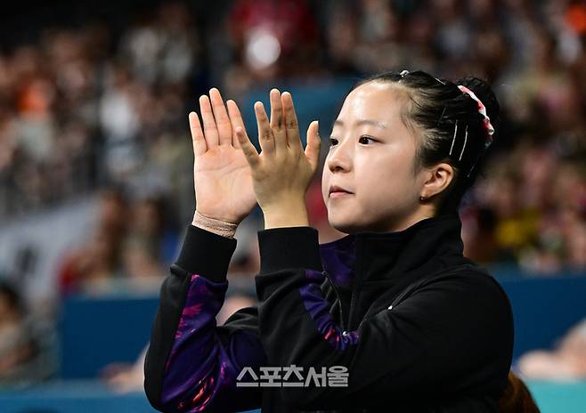 대한민국 탁구 대표팀의 신유빈이 6일 프랑스 파리 사우스 파리스 아레나4에서 열린 2024 프랑스올림픽 탁구 여자 단체 8강전 3경기에 나선 전지희를 응원하고 있다. 2024. 8. 6. 파리 | 박진업 기자 upandup@sportsseoul.com