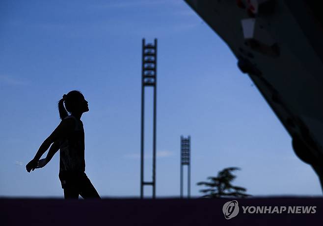 스포츠 클라이밍 메달 도전 나선 서채현 (파리=연합뉴스) 김도훈 기자 = 10일(현지시간) 프랑스 르브루제 클라이밍 경기장에서 열린 2024 파리올림픽 스포츠클라이밍 여자 콤바인(볼더+리드) 결선에 출전한 한국 서채현이 볼더 1코스를 공략하기 전 코스를 바라보고 있다.
2024.8.10 superdoo82@yna.co.kr