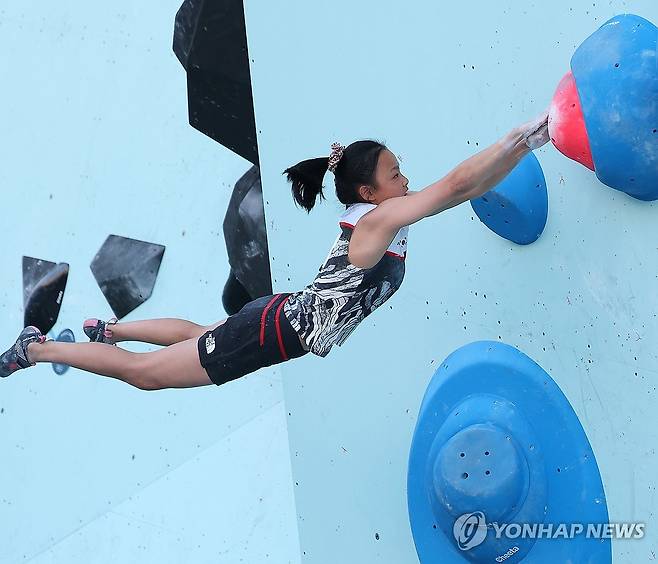 홀드 공략하는 서채현 (파리=연합뉴스) 김도훈 기자 = 10일(현지시간) 프랑스 르브루제 클라이밍 경기장에서 열린 2024 파리올림픽 스포츠클라이밍 여자 콤바인(볼더+리드) 결선에 출전한 한국 서채현이 볼더 1코스를 공략하고 있다. 2024.8.10 superdoo82@yna.co.kr