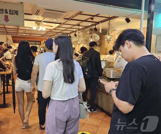 성심당 대전역점에 웨이딩중이던 손님들이 들어서고 있다./ 뉴스1 ⓒ News1 백운석 기자