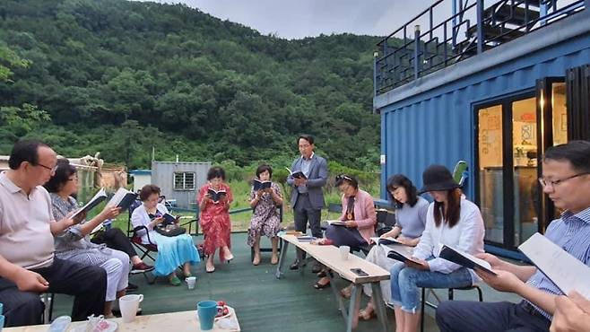 ▲시창작 모임에서 문우들과 함께