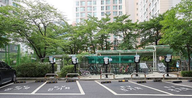 경기도 안양시 한 아파트 단지 지상 주차장에 전기차 충전시설이 설치돼 있다.(사진=연합뉴스)