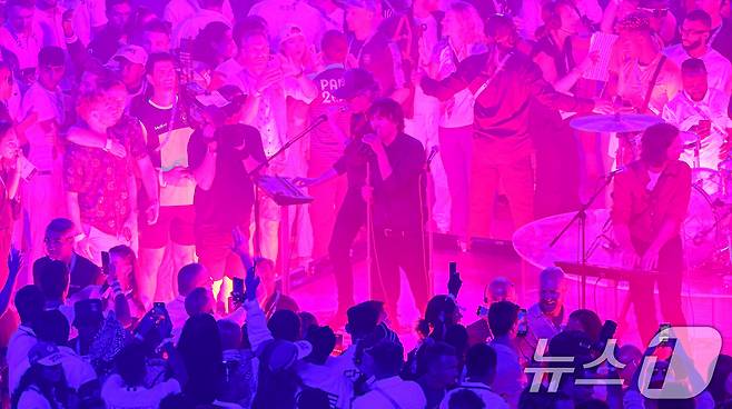프랑스 락 밴드 피닉스가 12일(한국시간) 프랑스 파리 스타드 드 프랑스에서 열린 2024 파리올림픽 폐막식에서 축하 공연을 펼치고 있다. (공동취재) 2024.8.12/뉴스1 ⓒ News1 이동해 기자