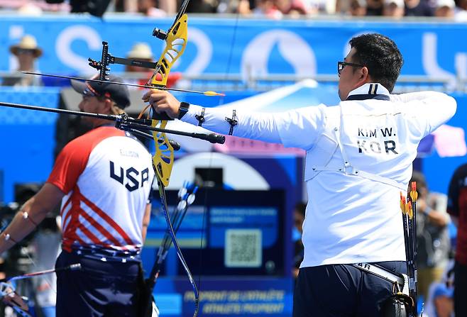 대한민국 남자 양궁 대표팀 김우진 선수가 4일(현지시각) 프랑스 파리 앵발리드에서 2024 파리올림픽 남자 양궁 개인전 금메달 결정전 미국의 브래디 엘리슨 선수와의 경기에서 활시위를 당기고 있다. /뉴스1