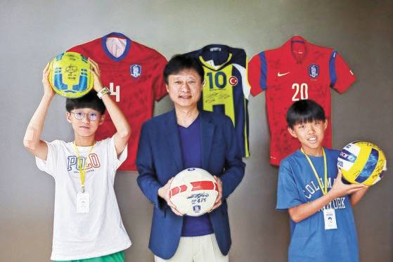 윤기영 한국스포츠에이전트협회 회장(가운데)을 만난 손지우(왼쪽) 학생모델과 이준호 학생기자가 인터뷰를 마치고 함께 선수들의 사인볼을 들어 보였다.