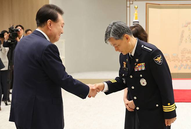 윤석열 대통령이 12일 서울 용산 대통령실 청사에서 열린 경찰청장 임명장 수여식에 참석하며 조지호 경찰청장과 악수하고 있다. 연합뉴스