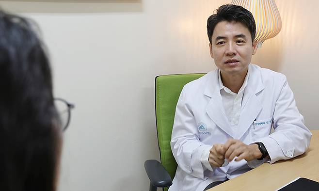 서울아산병원 정신건강의학과 신용욱 교수는 9일 세계일보와의 인터뷰에서 “연예인이나 미디어 노출이 많은 사람이 공황장애가 많다고 생각하는 것은 오해”라며 “오히려 번아웃 직장인이 많다. 내성적이고 완벽주의적인 성격을 가진 사람들이 더 잘 걸린다”고 설명했다. 신 교수는 “공황장애가 있다고 생업을 놓고 살 필요도 없고, 그렇다고 더 가열차게 살아야 하는 것도 아니다”라며 양극단에 치우치지 않을 것을 조언했다. 서울아산병원 제공