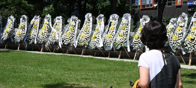 2022년 7월 25일 오전 서울 서대문구 경찰청 인근에 행정안전부 경찰국 신설을 반대하는 근조 화환이 나란히 서 있다. 한국일보 자료사진