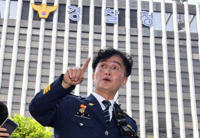 행정안전부의 경찰국 신설을 반대해 총경 회의를 주도하고 징계 처분을 받은 후 대기발령 난 류삼영 전 총경이 2023년 7월 31일 서울 서대문구 경찰청 앞에서 사직서 제출 전 기자회견을 열고 있다. 안다은 인턴기자