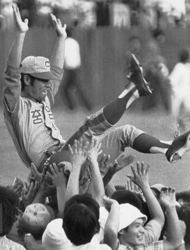 1977년 제7회 대회 우승컵을 거머쥔 충암고의 김성근 감독.