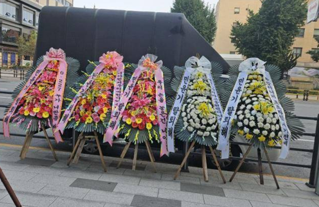 13일 엑스(X) 등에는 BTS 멤버 슈가의 그룹 탈퇴를 요구하는 화환이 찍힌 사진 여러 장이 올라왔다. X캡처