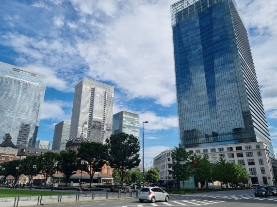 일본 도쿄 마루노우치의 킷테 마루노우치 빌딩과 도쿄역 지상철도 너머의 야에스 지구. /박진우 기자