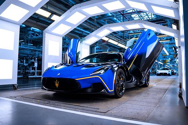 마세라티 MC20 트리뷰토 모데네제