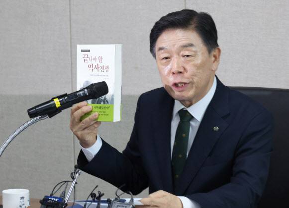 김형석 독립기념관장이 12일 서울 용산구 서울지방보훈청에서 열린 뉴라이트 성향 논란 관련 기자회견에서 발언하고 있다. (사진=연합뉴스)