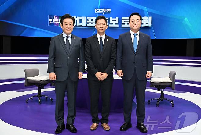 이재명(왼쪽부터), 김지수, 김두관 더불어민주당 당대표 후보가 13일 서울 마포구 상암동 MBC신사옥 스튜디오에서 열린 당대표 후보 방송토론회에 앞서 기념촬영을 하고 있다. 2024.8.13/뉴스1 ⓒ News1 국회사진취재단