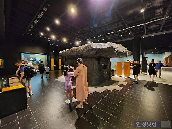 독립기념관에서 방문객들이 전시물을 보는 모습. /사진=신현보 기자