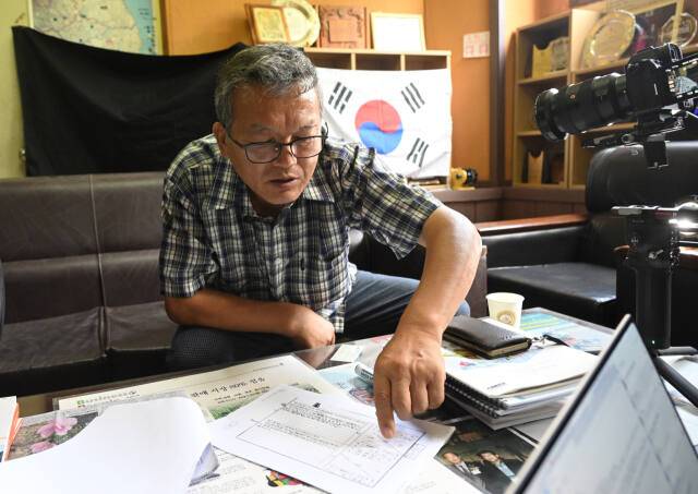 호적을 꺼내 가족관계 등을 설명하는 조순호 씨. 조주현기자