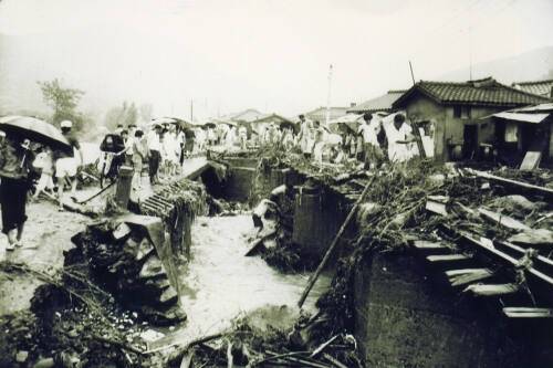 1977년 7월 대홍수가 안양을 휩쓸고 간 뒤 복구 작업을 하는 모습. 안양시 제공