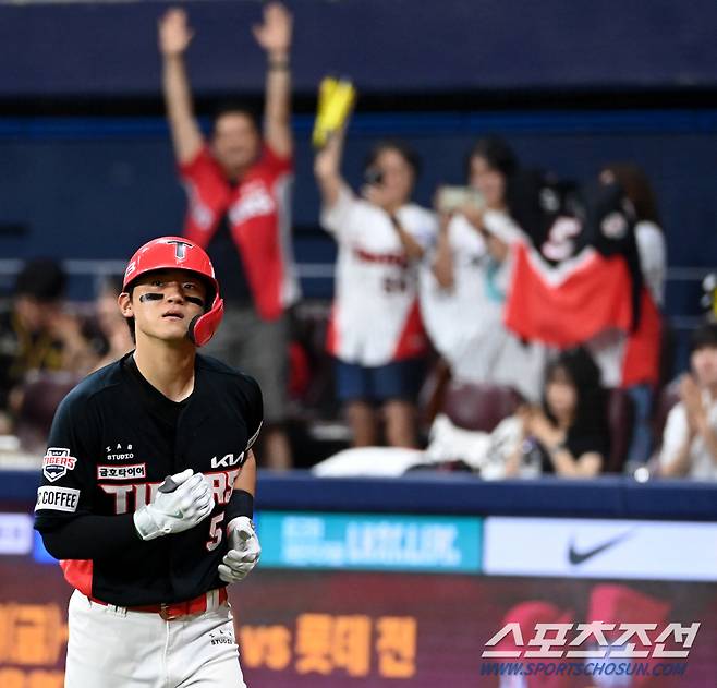 15일 고척스카이돔에서 열린 KIA와 키움의 경기, 5회초 1사 1루 KIA 김도영이 2점홈런을 치고 기쁨을 나누고 있다. 김도영은 이 홈런으로 30 홈런-30 도루를 달성했다. 고척=허상욱 기자 wook@sportschosun.com/2024.08.15/
