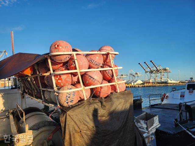 7월 1일 미국 하와이 항구 '피어 38'에 정박된 어선. 한국 어선들과 달리 스티로폼 부표 대신 플라스틱 부표를 사용하고, 그물이 아닌 큰 바늘을 어구로 사용하고 있었다. 하와이=원다라 기자