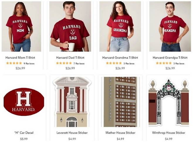 ‘하버드샵’ 내에선 재학생 부모임을 나타내는 문구 등이 적힌 티셔츠를 26.99달러에 판매하고 있다(사진 위). 기념 스티커는 최소 4.99달러에서 5.99달러로 가격이 책정돼 있다. (‘하버드샵’ 홈페이지 캡처)