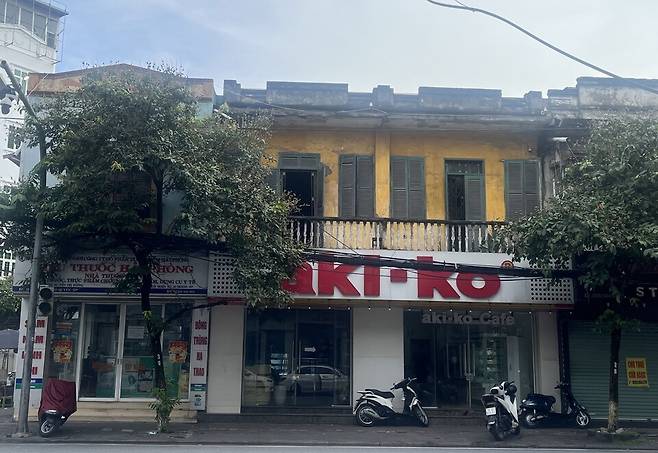 고려인삼상회 자리로 추정되는 곳에 있는 2층 건물. 현재 카페로 사용 중이며 촬영은 하이퐁 한인교회 강훈 목사의 도움을 받았다. ⓒ이원혁