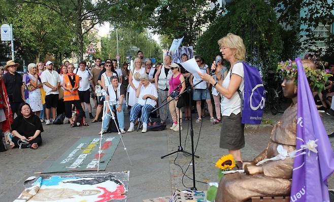 베를린 소녀상 존치 촉구 (베를린=연합뉴스) 김계연 특파원 = 14일(현지시간) 독일 베를린 평화의 소녀상 앞에서 독일 여성단체 '용기'의 아네 회커가 발언하고 있다. 2024.8.14