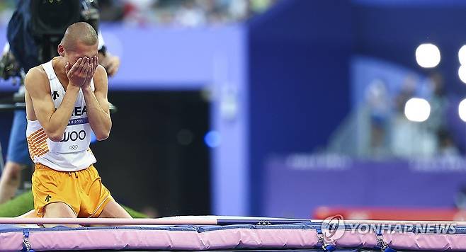 우상혁 아쉽게 7위 (파리=연합뉴스) 김도훈 기자 = 10일(현지시간) 프랑스 파리 스타드 드 프랑스에서 열린 2024 파리올림픽 육상 남자 높이뛰기 결선에 출전한 한국의 우상혁이 2m 31cm를 도전하다 모두 실패한 뒤 아쉬워하고 있다. 2024.8.11 superdoo82@yna.co.kr