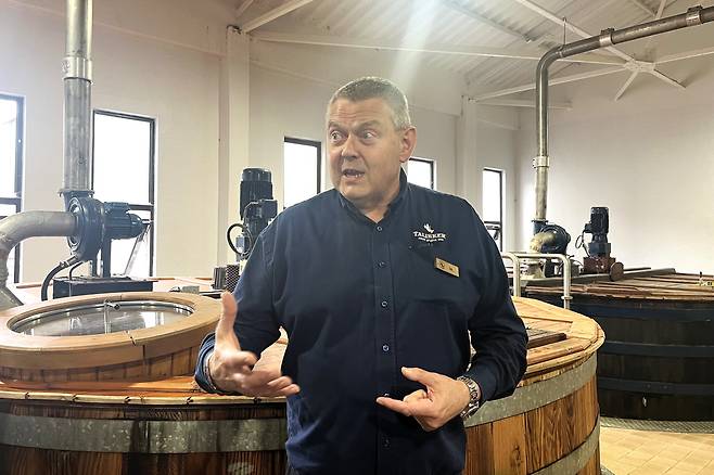 탈리스커 양조장 투어 담당자가 커다란 발효통 앞에서 위스키 발효 과정에 대해 설명하고 있다./연선옥 기자