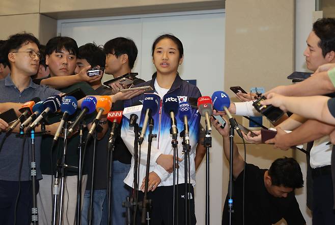 2024 파리올림픽 배드민턴 여자 단식에서 금메달을 차지한 안세영이 지난 7일 오후 인천국제공항을 통해 귀국하며 취재진 질문에 답하고 있다. /연합뉴스