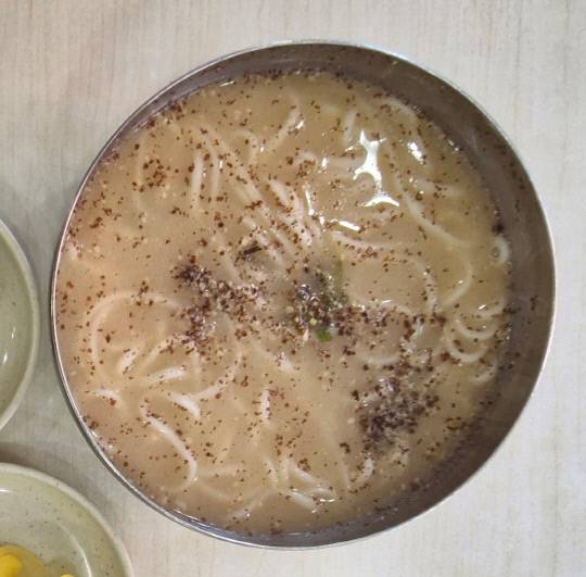 신도칼국수의 칼국수는 사골육수에 숙성된 양념장이 어우러져 부드럽고 깊은 맛을 낸다.