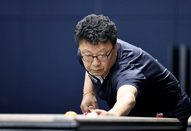 날카로운 눈빛으로 큐를 들고 공을 노려보는 김무순. 사진=PBA 사무국