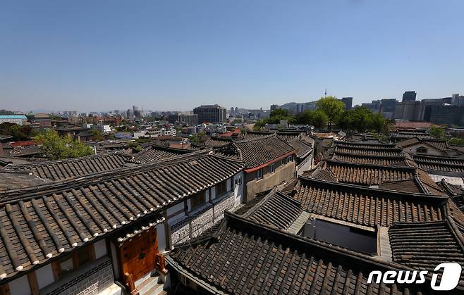 24절기중 7번째 절기로 여름이 시작되었음을 알리는 '입하(立夏)'인 6일 서울 종로구 북촌전망대에서 바라본 하늘이 미세먼지 없이 맑고 청명한 모습을 보이고 있다. 2019.5.6/뉴스1 ⓒ News1 박세연 기자