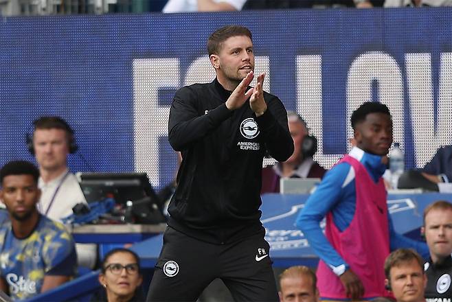 파비안 휘르첼러 브라이턴 감독이 17일(현지 시간) 잉글랜드 프리미어리그(EPL) 시즌 1라운드에서 승리를 거두고 EPL 역대
최연소 승리 사령탑이 됐다. 사진 출처 브라이턴 홈페이지