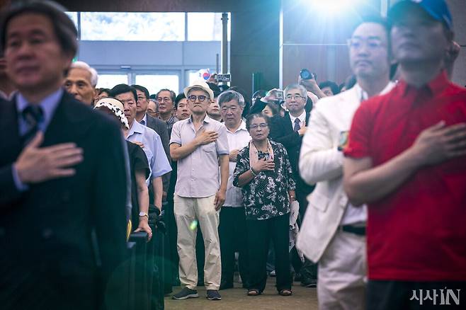 김형석 신임 독립기념관장 임명에 항의하며 정부가 주관하는 광복절 경축식에 불참한 56개 독립운동단체는 8월15일 서울 용산구 백범김구기념관에서 자체적으로 광복절 기념식을 열었다. 참가자들이 행사장 출입구까지 가득 메운 채 국민의례를 하고 있다. 윤석열 대통령의 ‘죽마고우’로 알려진 이철우 연세대 법학전문대학원 교수(오른쪽에서 세 번째)의 모습도 카메라에 잡혔다.ⓒ시사IN 신선영