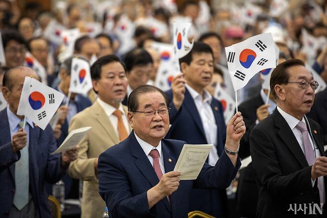 이종찬 광복회장이 8월15일 오전 서울 백범김구기념관에서 별도로 개최한 ‘제79주년 광복절 기념식’에서 태극기를 흔들며 광복절 노래를 제창하고 있다. ⓒ시사IN 신선영